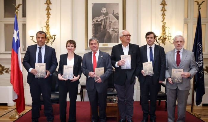 “El imperativo de la seguridad en Chile: enfrentando el crimen organizado, la delincuencia y el narcotráfico”, es el título libro publicado por investigadores de la BCN y presentado por el Presidente del Senado, Juan Antonio Coloma.
