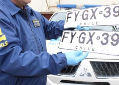 El acusado instaló placas falsas en el vehículo pero si no se acredita que usó esas placas con dolo o malicia, no se configura el delito de uso malicioso de instrumento público, resuelve Corte de Temuco.