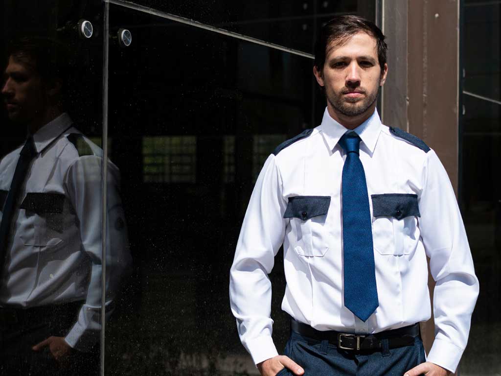 Empresa comercial no vulnera la dignidad de los trabajadores al exigirle a guardias de seguridad el uso de corbata en verano, resuelve Tribunal Supremo de España.