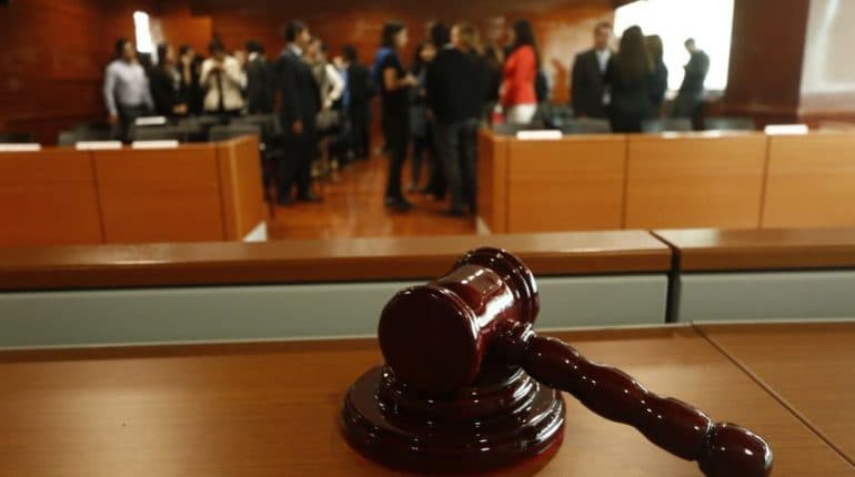 Norma que permite al acreedor adjudicarse los bienes embargados por dos tercios del avalúo, no produce efectos contrarios a la Constitución.