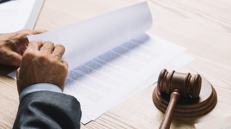 Invalidación de acto administrativo inicial no configura una conducta injusta o caprichosa que permita imputar el delito de prevaricación administrativa si tiene respaldo técnico.