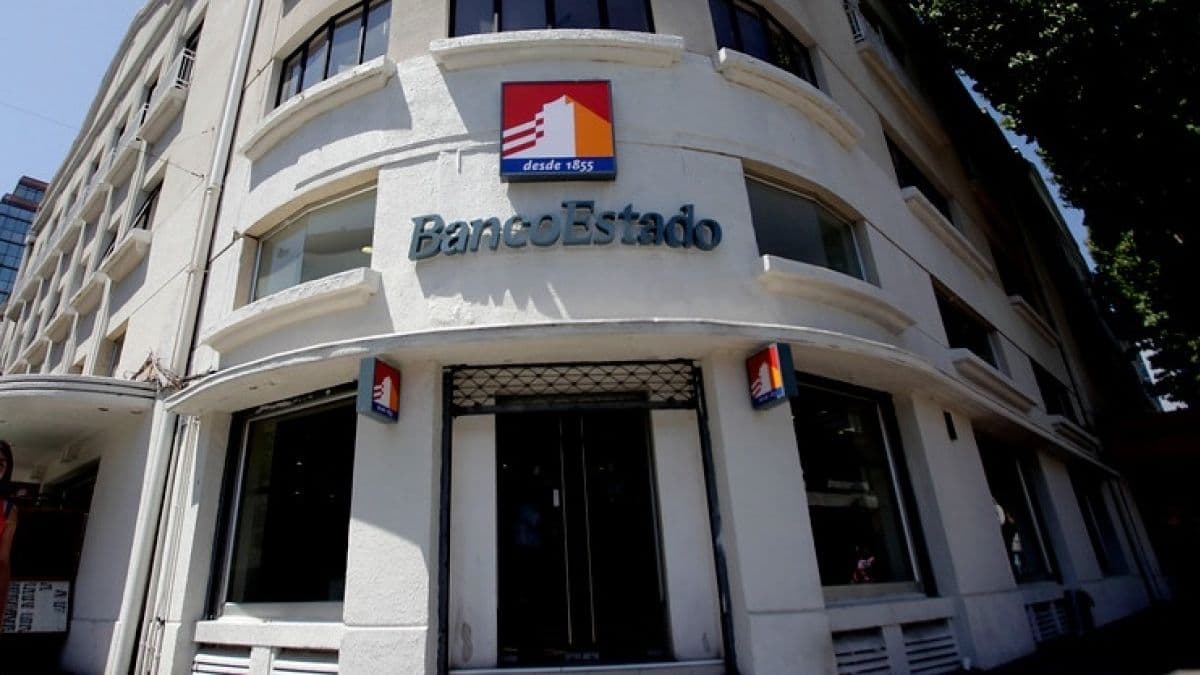 Acción de protección no es la vía idónea para ordenar a Banco Estado que reabra productos bancarios de un cliente que cerró atendido que ingresó tres requerimientos por Ley de Fraudes en un año, por transacciones menores a 35 UF.