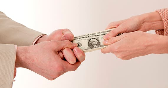 Para determinar el monto de la compensación económica se deben considerar parámetros relevantes, entre otros, la edad de los cónyuges, la calificación profesional, el estado de salud y sus patrimonios.