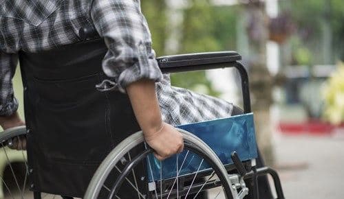 Hijos afectados de invalidez originan el derecho al beneficio de asignación familiar cualquiera que sea su edad.