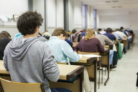 Condicionar la inscripción de ramos de estudiante universitario al previo pago de la deuda pendiente vulnera la igualdad ante la Ley, resuelve Corte de Santiago.