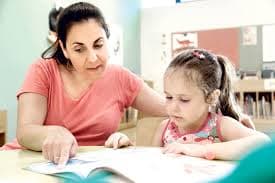 Establecimiento educacional debe justificar su negativa al rechazar la asistencia emocional y educativa de una tutora especial para una de sus estudiantes.