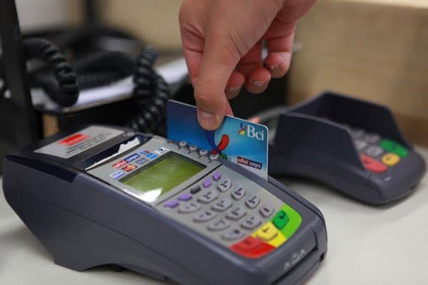 Lotería de Concepción no puede impugnar aumento de tarifas por parte de Transbank mediante la acción cautelar.
