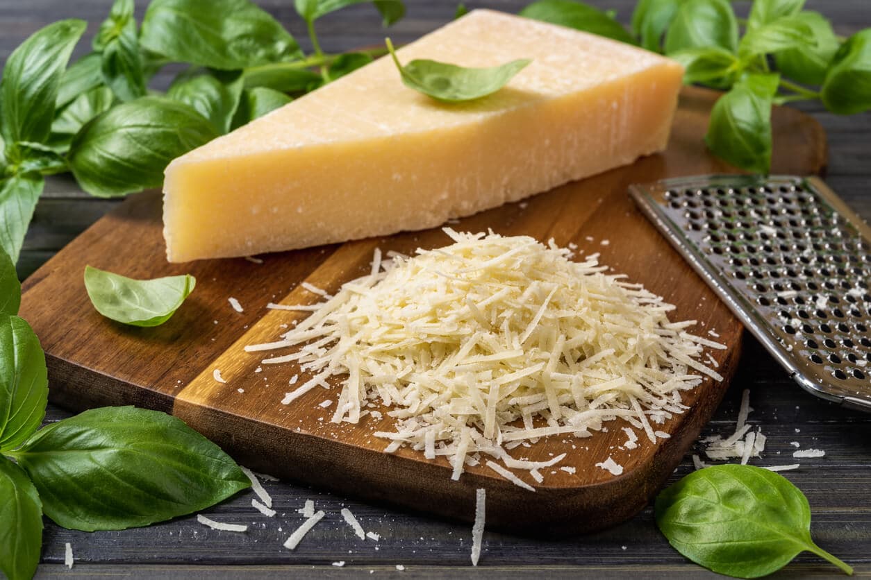 Empresa no puede registrar en Chile nuevo queso “parmesano”, por inducir al error en su origen.