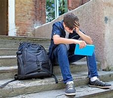 Expulsión de estudiante del colegio se deja sin efecto por falta de investigación y fundamentación de la sanción.