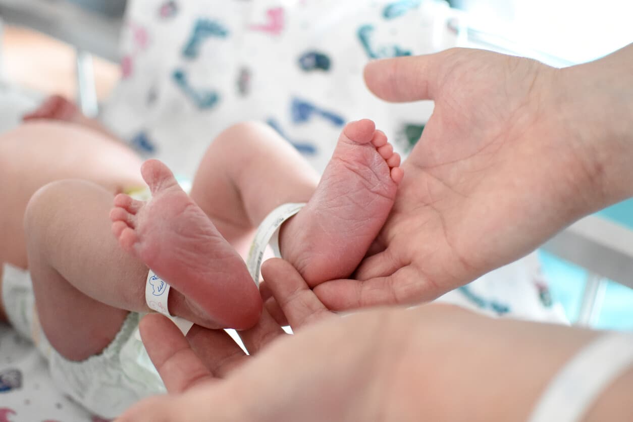 Mantener a una recién nacida en el Hospital porque no se remite el informe solicitado por el Juzgado de Familia en el marco de una medida de protección por vulneración de derechos, vulnera su libertad ambulatoria.