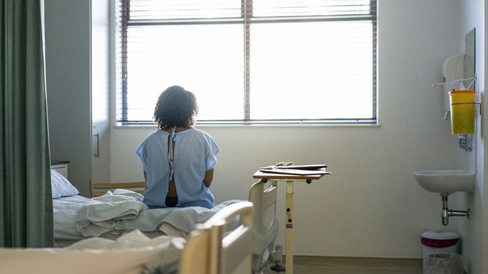 Autoridades de salud deben coordinarse para garantizar las intervenciones y el tratamiento que debe recibir joven en internación psiquiátrica involuntaria.