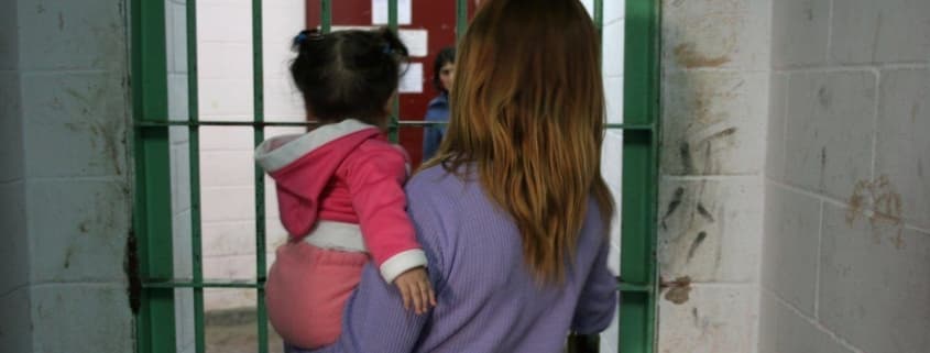 Mantener a la madre de un lactante de 5 meses al interior de un recinto carcelario para que cumpla su condena genera perjuicios para el desarrollo y vida del niño, por lo que debe ser sustituida por la reclusión domiciliaria total.