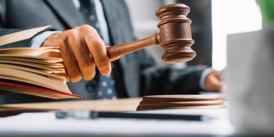 Mientras se dispute en sede judicial el monto de la deuda no procede decretar medidas de apremio en contra de deudor de alimentos.