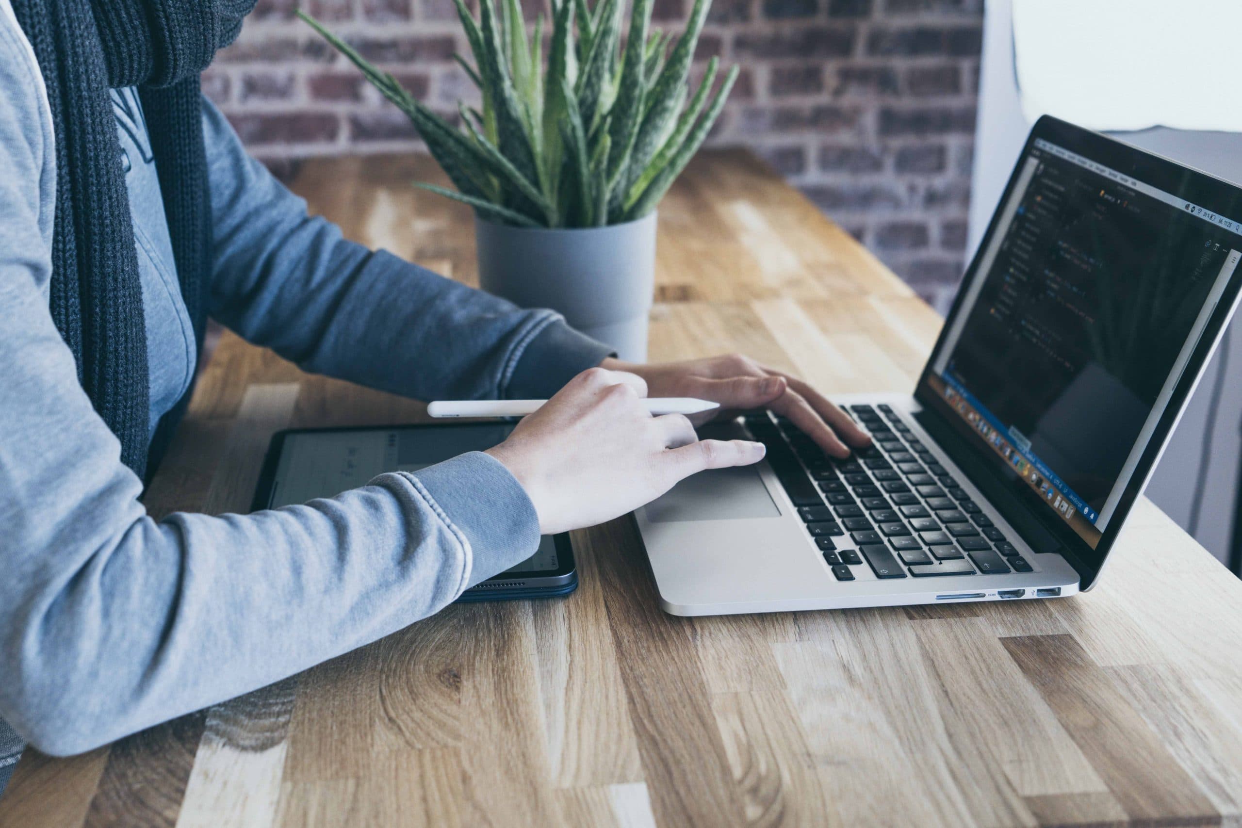 Funcionarios públicos sujetos al Código del Trabajo tienen limitaciones para pactar teletrabajo.