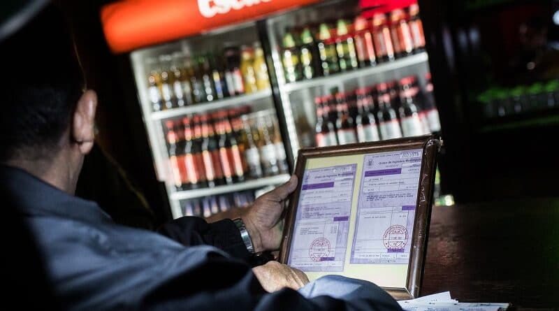 Clausura de restaurante se justifica por venta de bebidas alcohólicas sin contar con patente de alcohol. Recurso de amparo económico rechazado.