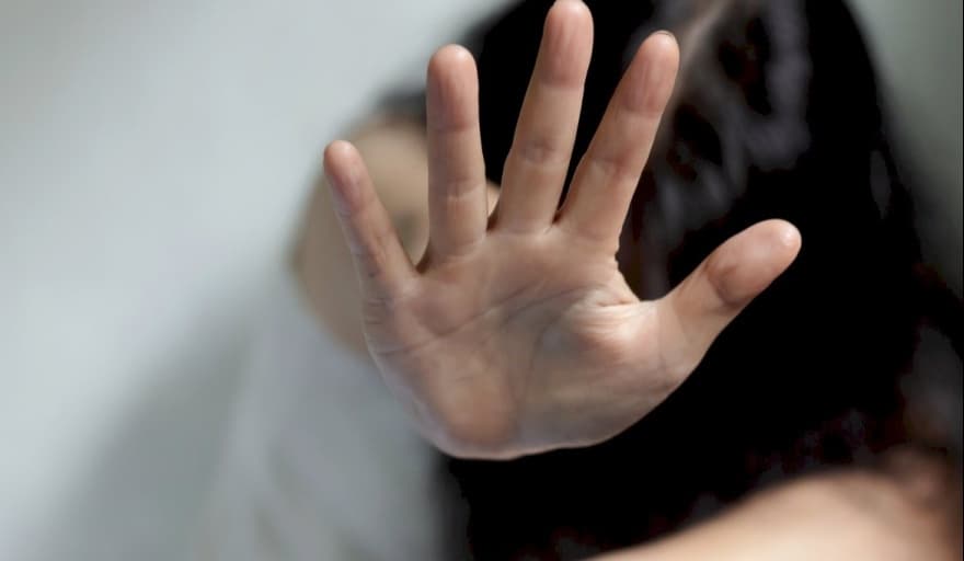 Norma que excluye de las penas sustitutivas el delito de abuso sexual contra persona menor de catorce años no infringe el principio de igualdad ante la ley, de proporcionalidad y de debido proceso.