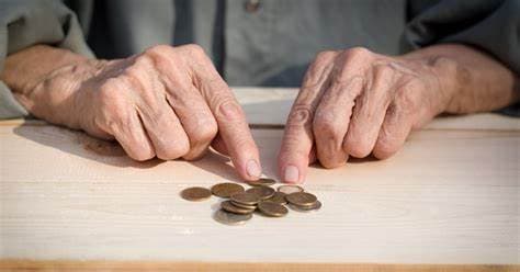 No procede que titulares de la pensión de reparación, traspasen el beneficio para cursar estudios superiores a sus descendientes.
