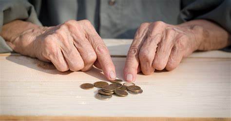 No procede que titulares de la pensión de reparación, traspasen el beneficio para cursar estudios superiores a sus descendientes.