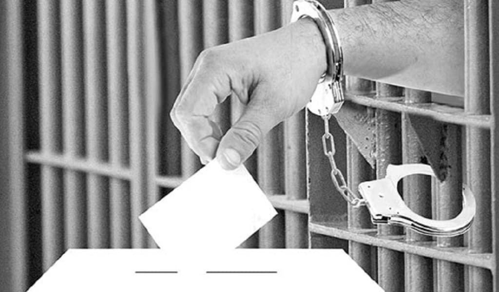 Suspensión del derecho a sufragio a acusado por delito que merece pena aflictiva con auto de apertura del juicio oral firme o ejecutoriado, se ajusta a la Constitución.