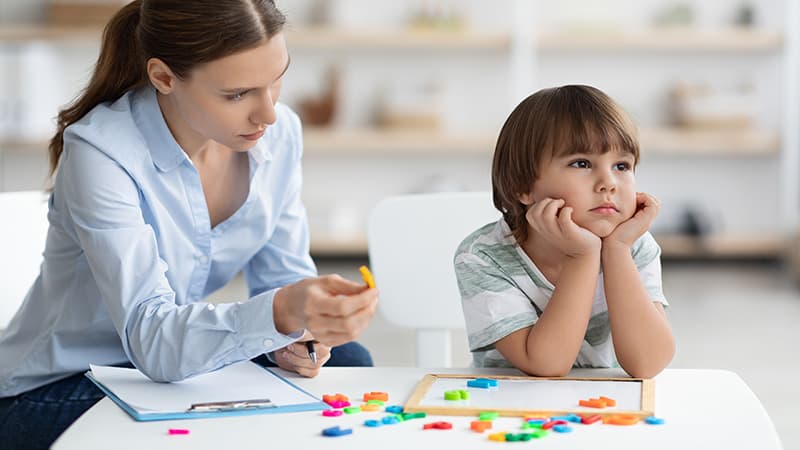Compañía de seguros debe cubrir gastos que irrogan las prestaciones de salud recibidas por una niña autista, porque su condición no puede ser calificada de preexistencia.