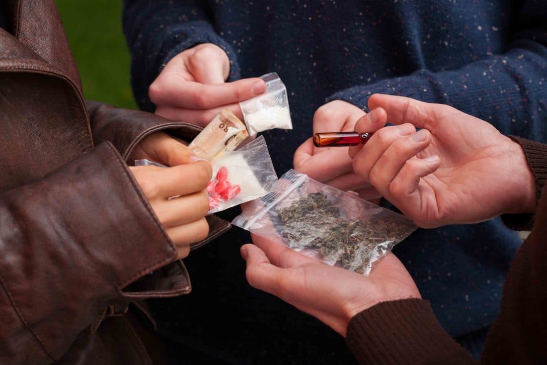Expulsión de estudiante que habría presuntamente ofrecido marihuana a sus compañeros, se deja sin efecto por fundarse en un cargo impreciso y genérico que afecta el derecho de defensa del estudiante.