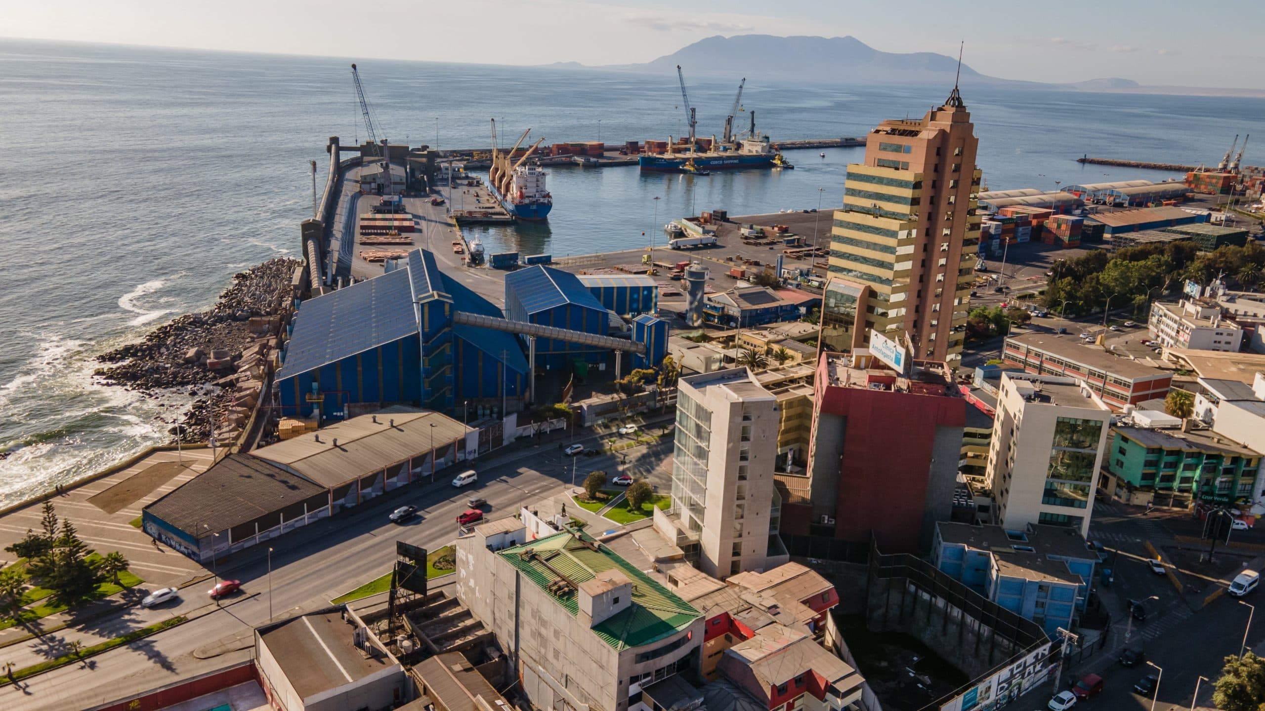 Primer Tribunal Ambiental rechaza la reclamación de Antofagasta Terminal Internacional (ATI), la empresa deberá pagar multa de más de 960 millones de pesos por infracciones ambientales.
