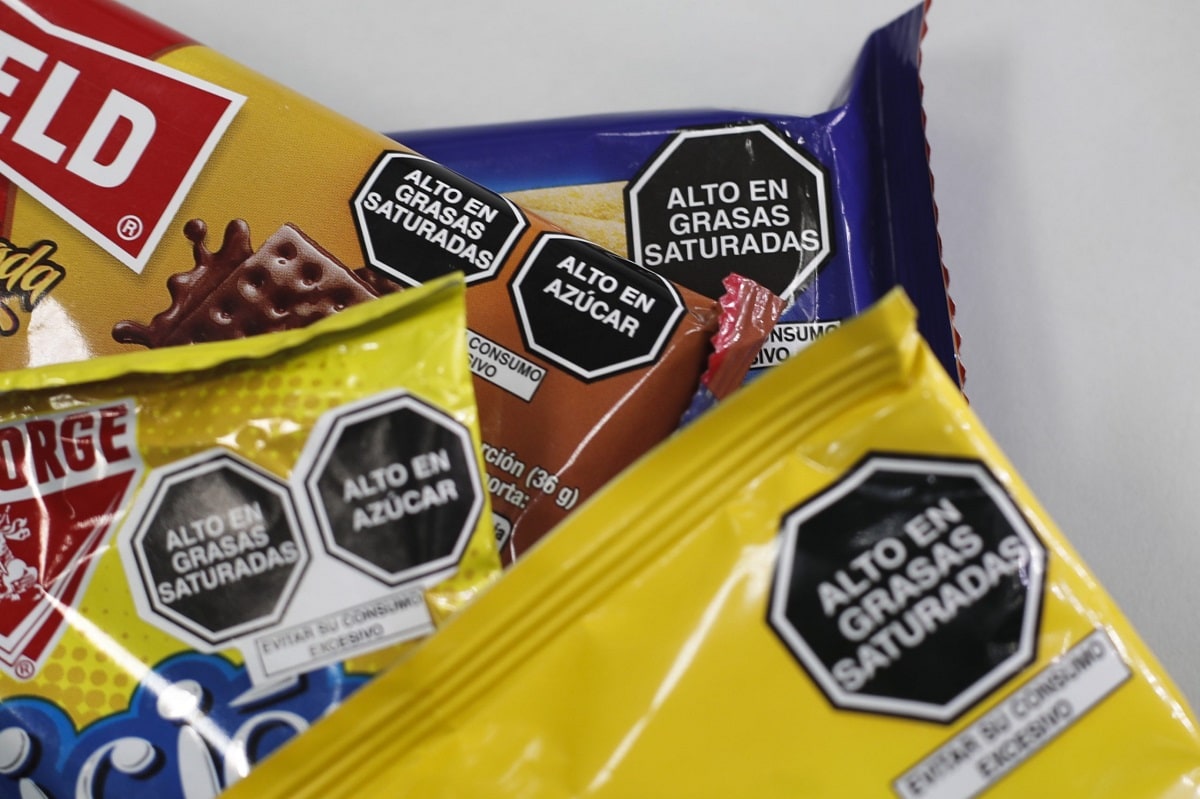 Ministerio de Salud modifica mensaje en publicidad de productos “alto en”, por Ignacio Gillmore y Cristina Busquets.