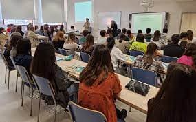 Se falta al debido proceso si no se le permite a la estudiante presentar descargos y rendir prueba en forma previa la sanción que le fue impuesta.