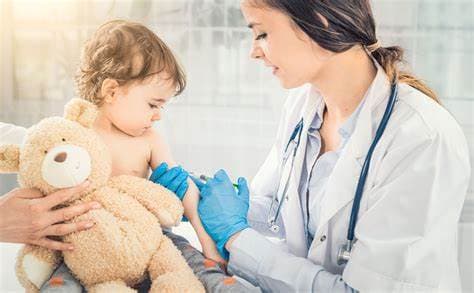 Negativa de los padres a vacunar a su hijo atenta contra sus derechos e infringe la obligación de adoptar medidas para velar por su salud, establecida en la Convención de Derechos del Niño..