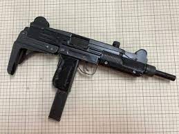 Sustracción de subametralladora UZI por cabo de Carabineros desde su cuartel policial no puede calificarse como delito militar, sino como autor de un delito de robo con fuerza en las cosas en lugar no destinado a la habitación.