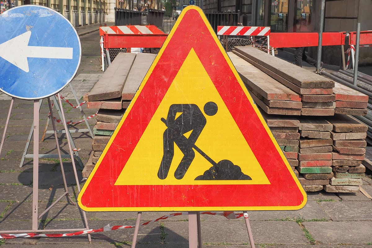 Encargados de prevención de riesgos de la obra son responsables del cuasidelito de homicidio al no advertir con señalética la existencia de una excavación donde cayó y falleció una persona.