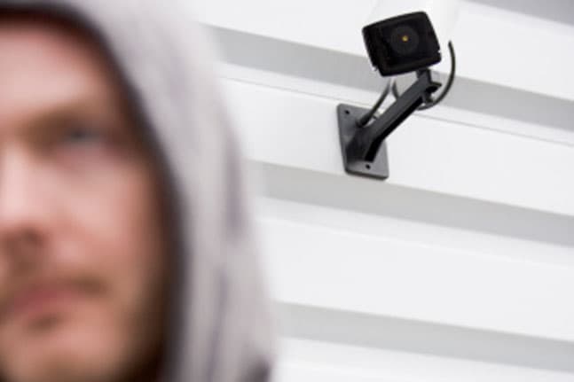 Uso de una grabación de seguridad para reconocer al imputado como autor de un delito de robo no vulnera el debido proceso.