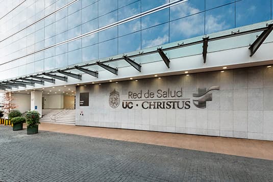 Hospital Clínico de la Universidad Católica es condenado al pago de millonaria indemnización por daño moral al establecerse incumplimiento de la lex artis médica en una cirugía.