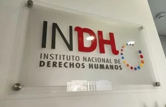 Informe Anual del INDH 2024 destaca la situación de las personas defensoras de derechos humanos en Chile, con enfoque en las mujeres.