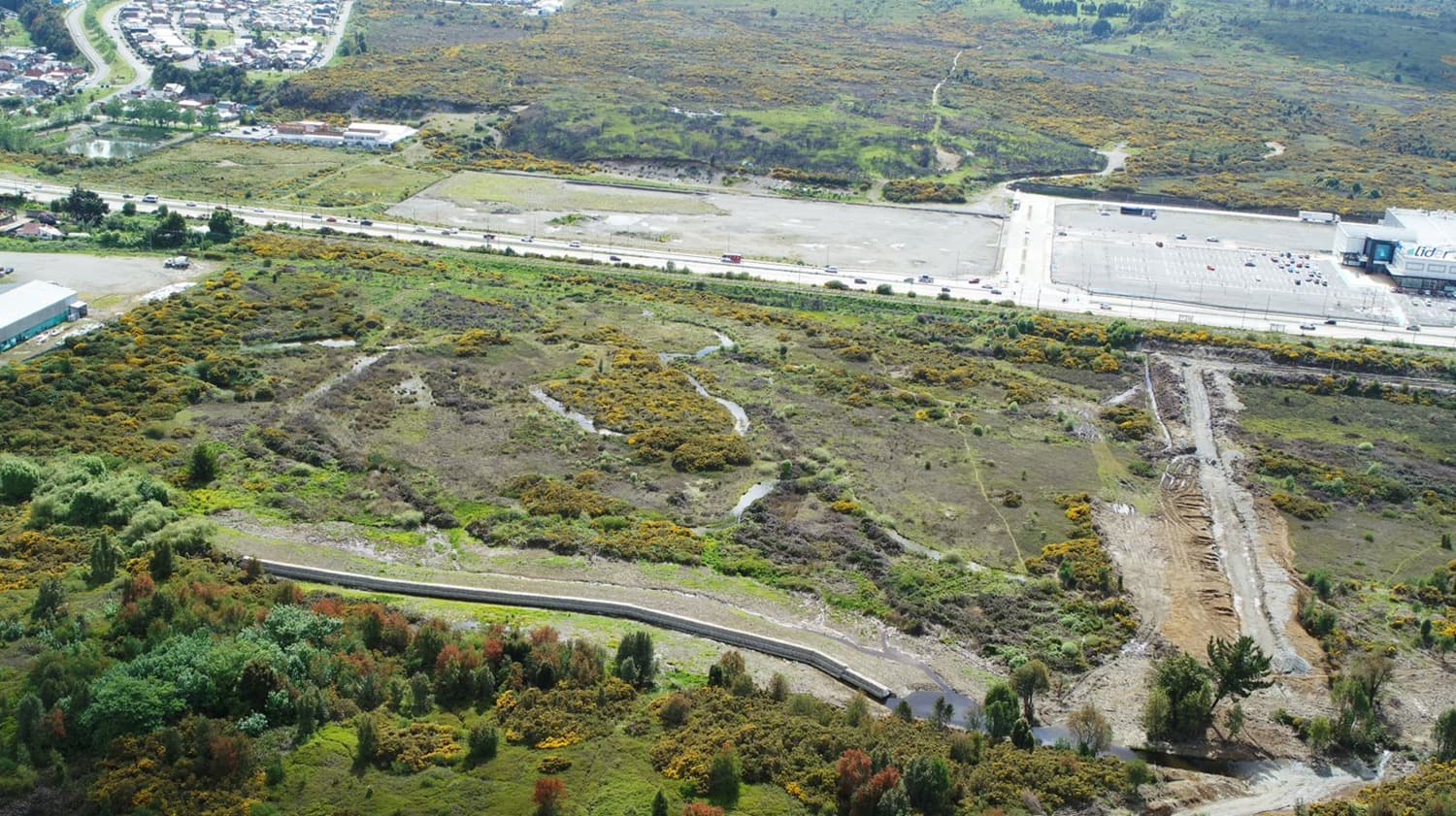 SMA sanciona a Inmobiliaria Alto Volcanes por ejecutar proyecto sin evaluación ambiental y generar afectación a humedales.
