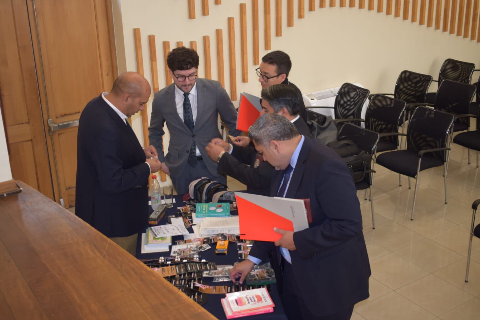 Detección de productos falsificados: Alessandri capacita a PDI de Rancagua.