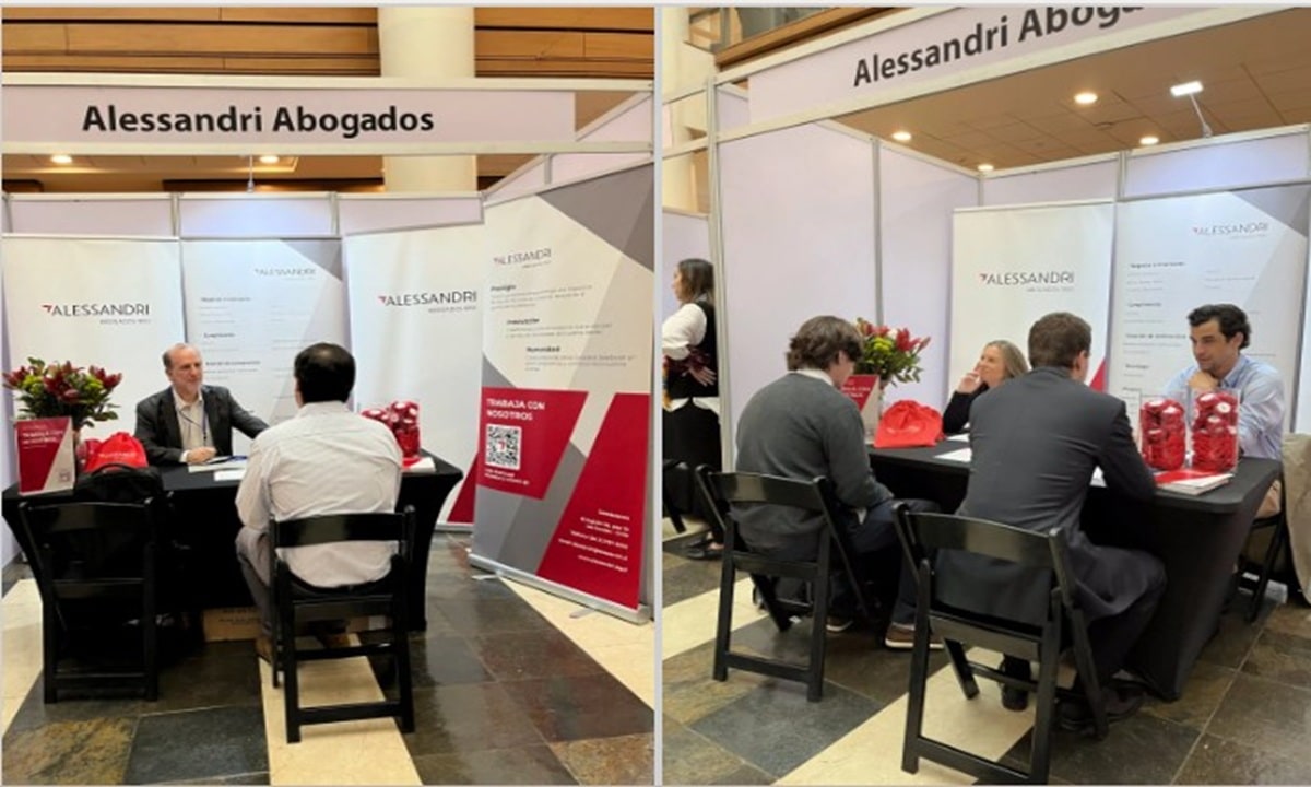 Alessandri participó en la Feria Laboral de Derecho de la Universidad de los Andes.