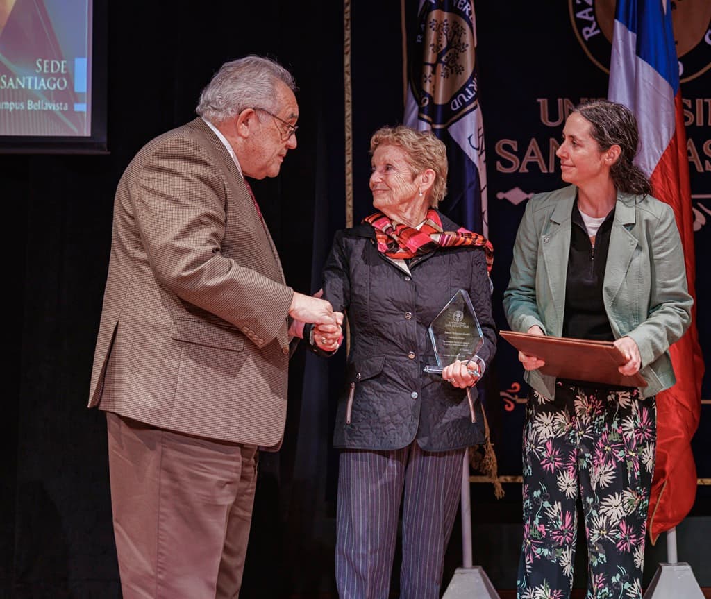 USS y Embajada de la India rinden homenaje póstumo a Luis Bates con el Premio Mahatma Gandhi 2025.