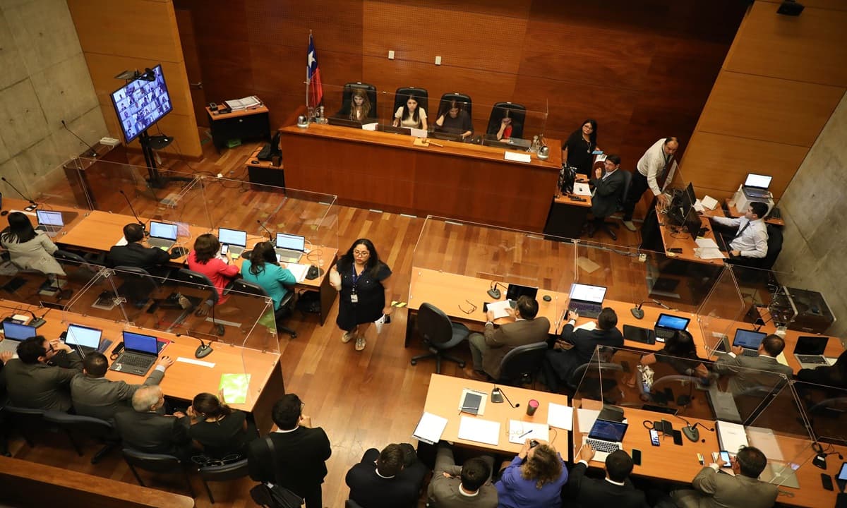 Imagen: La Tercera FOTO: LUIS BOZZO B./AGENCIAUNO. 13 de febrero 2023/ SANTIAGO Tras ocho años de investigación, en el Tercer Tribunal Oral en lo Penal de Santiago se lleva a cabo el primer día del juicio oral por el caso SQM. Marco Enrique Ominami acide a tribunales de jusicia. FOTO: LUIS BOZZO B./AGENCIAUNO.