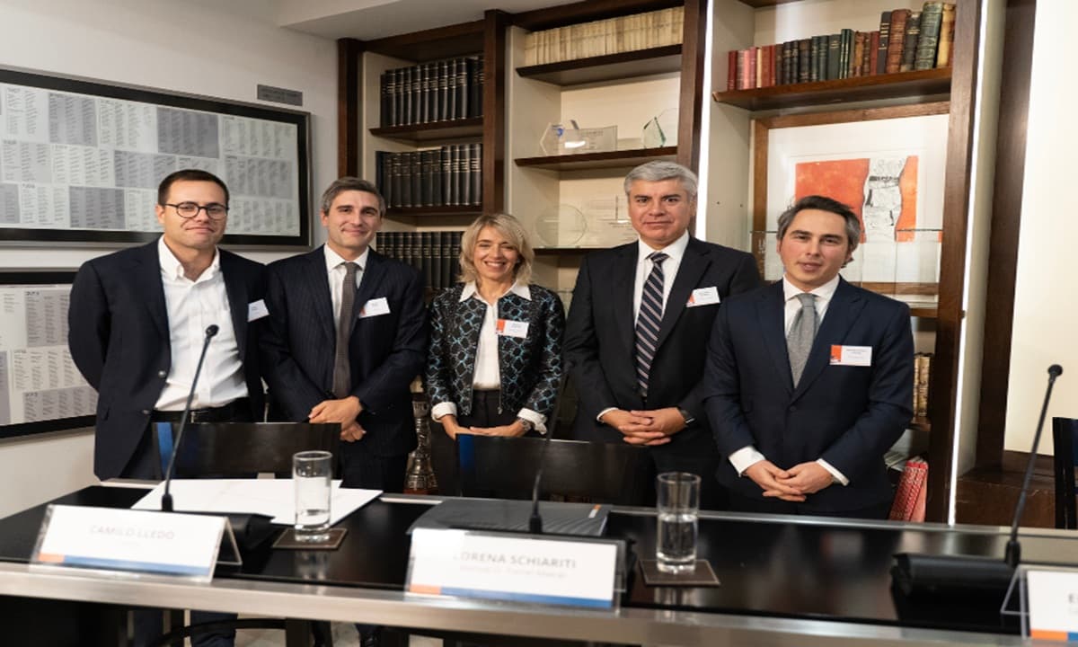 Profesor Eduardo Cordero participa en presentación de libro sobre desviación de poder en actos administrativos.