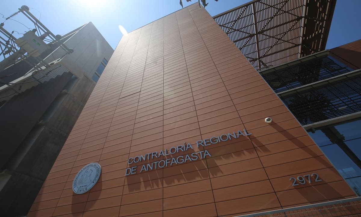 Corte Suprema revoca destitución de exfuncionario público por prescripción de la acción disciplinaria.