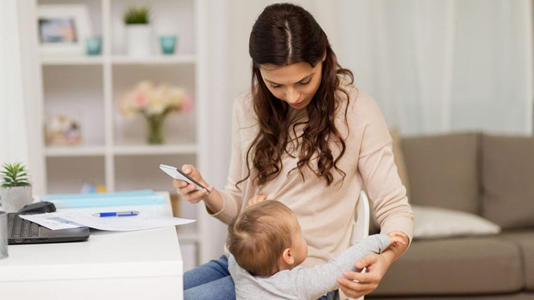 Madre trabajadora que presta servicios a distancia o en teletrabajo mantiene el derecho a sala cuna