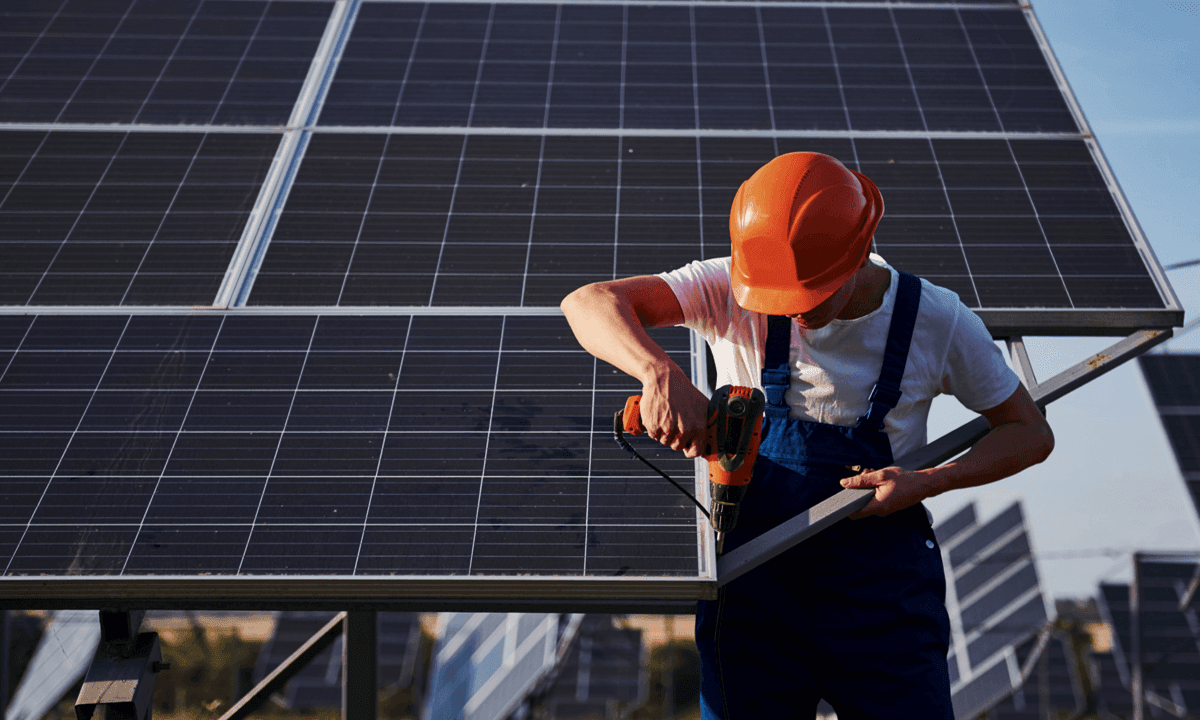 Tribunal de Contratación Pública acoge impugnación en licitación de sistemas fotovoltaicos por vulneración de principios de juridicidad y de estricta sujeción a las bases
