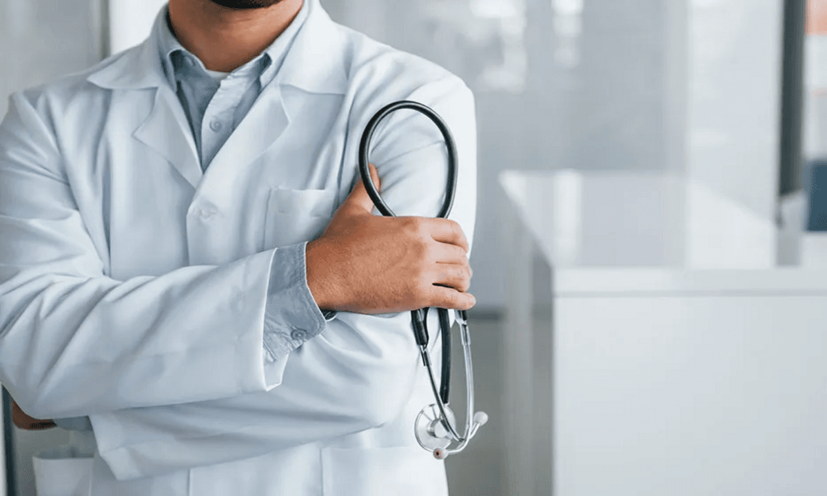Médica cuestiona facultades de Servicio de Salud para modificar modalidad de trabajo