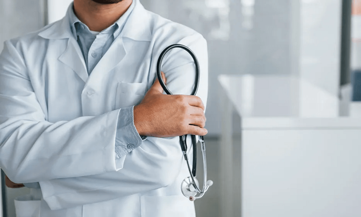 Médica cuestiona facultades de Servicio de Salud para modificar modalidad de trabajo