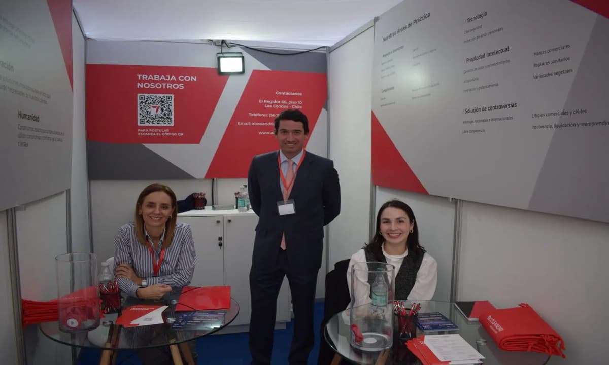 Alessandri participó en la VIII Feria Laboral de Derecho U. de Chile
