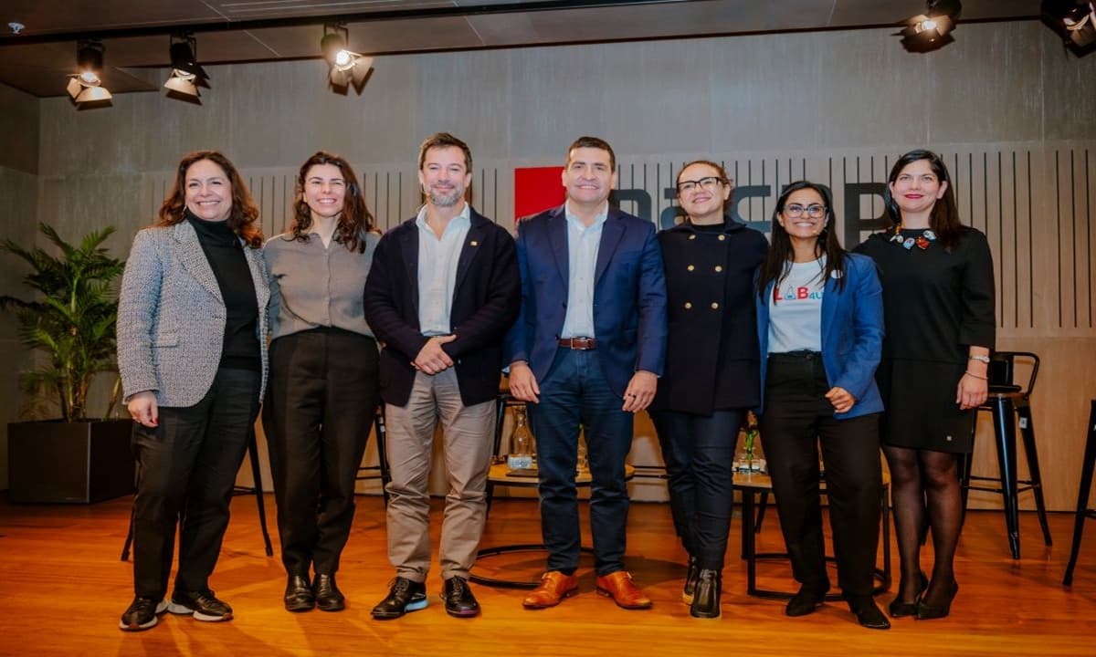 Conversatorio sobre IA, futuro laboral y educación abordó el impacto de las nuevas tecnologías en el mundo del trabajo