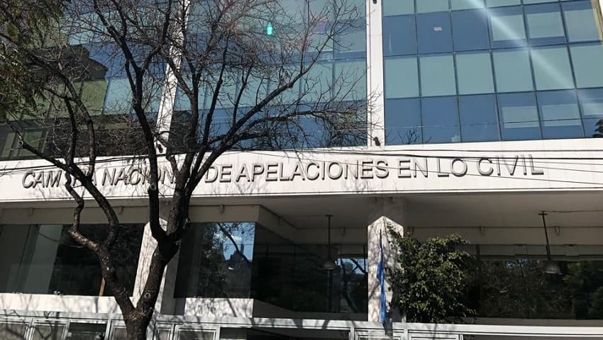 Justicia Argentina declara inconstitucional norma sobre maternidad y admite impugnación en caso de gestación por sustitución