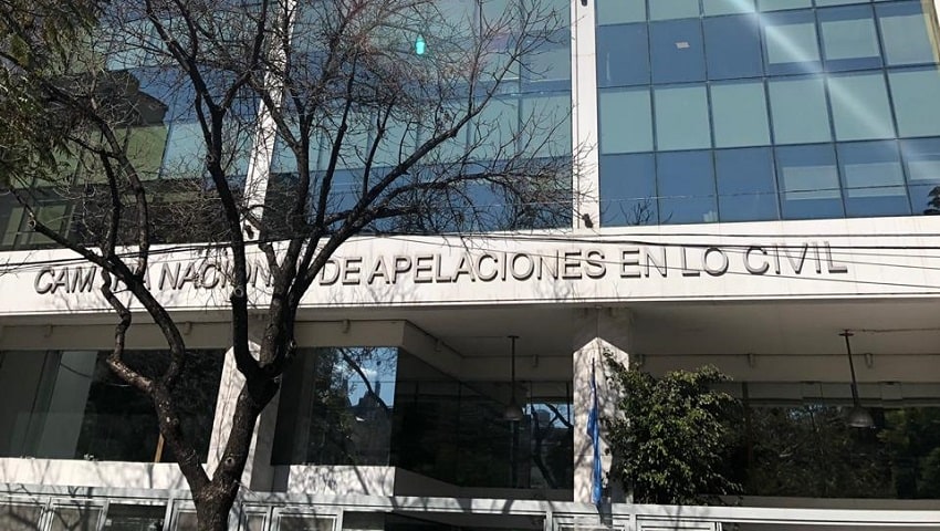 Justicia Argentina declara inconstitucional norma sobre maternidad y admite impugnación en caso de gestación por sustitución