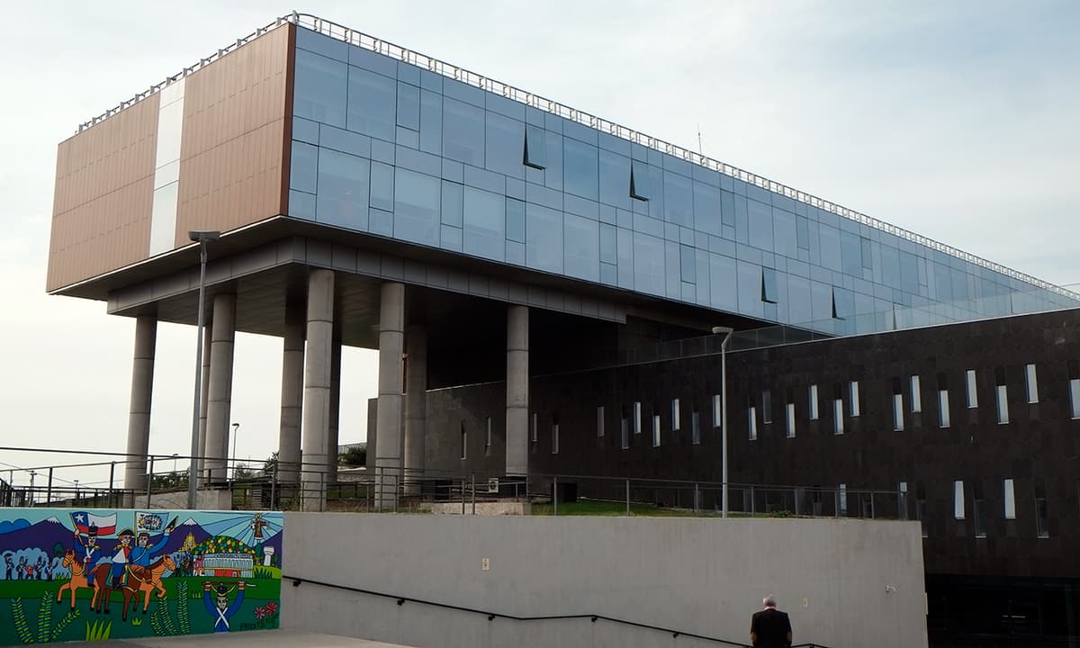 TCP valida exclusión de oferta en licitación del Hospital El Carmen por incumplimiento de certificación técnica